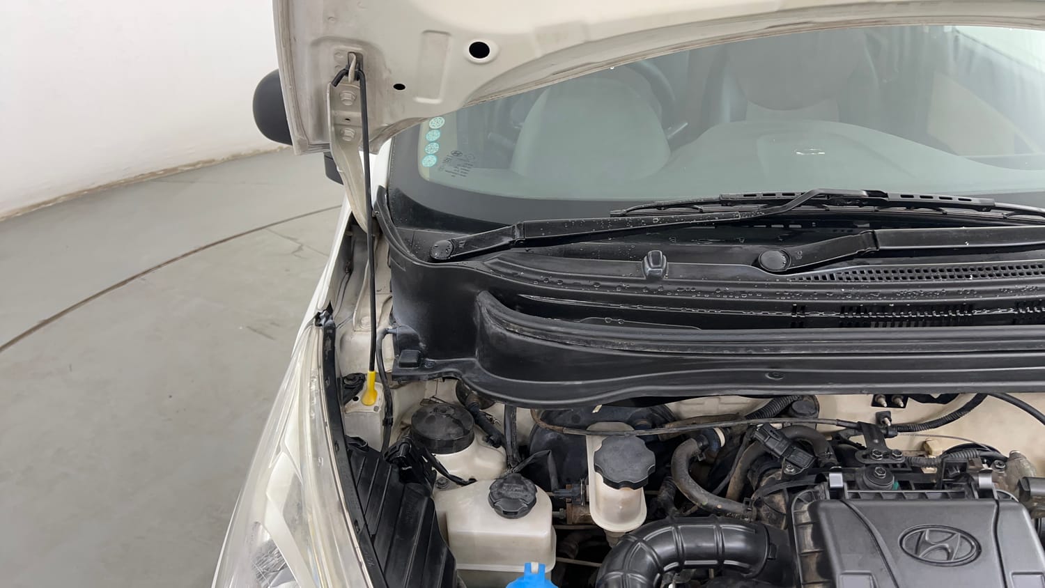 Used 2014 Hyundai Eon Magna Petrol Manual engine ENGINE RIGHT SIDE HINGE & APRON VIEW
