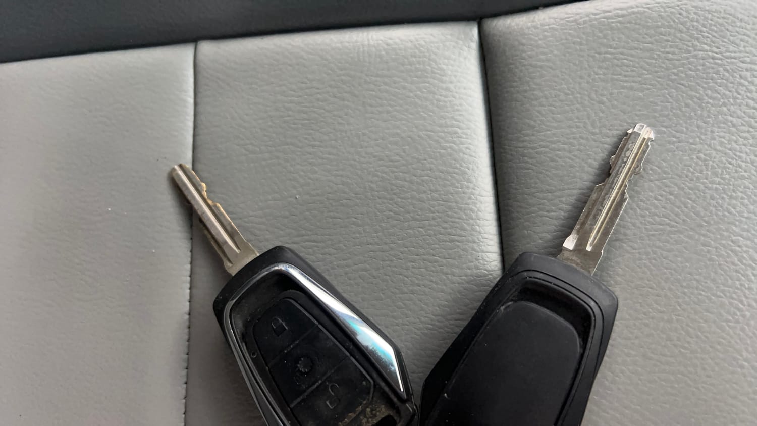 Used 2017 Mahindra KUV100 K6 6 STR Petrol Manual extra CAR KEY VIEW
