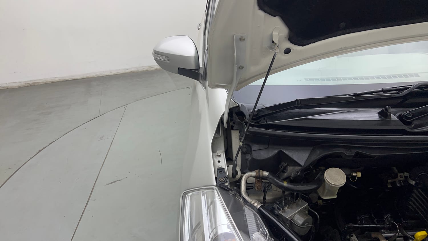 Used 2014 Maruti Suzuki Ertiga ZXi Petrol Manual engine ENGINE RIGHT SIDE HINGE & APRON VIEW