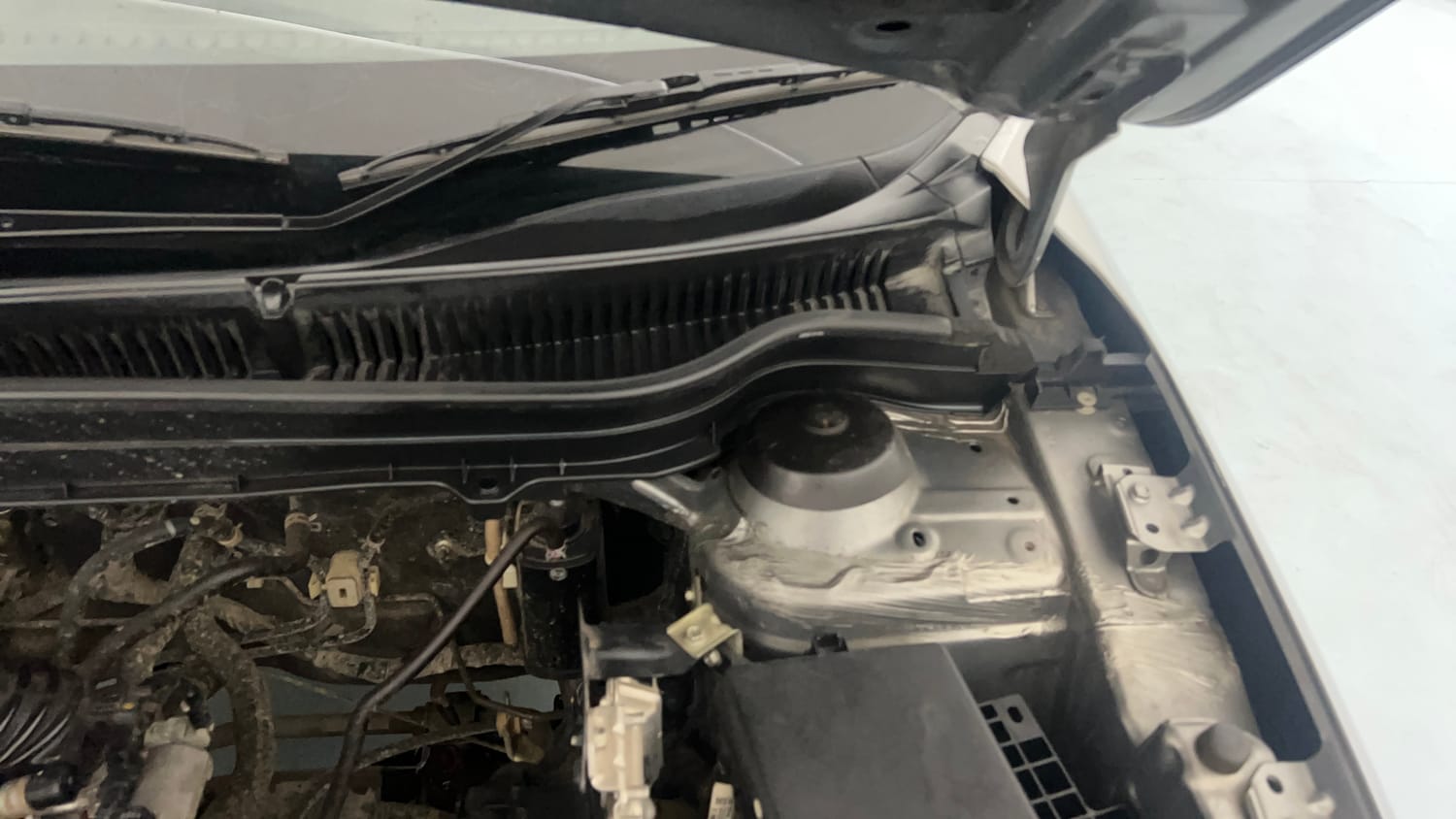 Used 2022 maruti-suzuki Vitara Brezza ZXi Plus Petrol Manual engine ENGINE LEFT SIDE HINGE & APRON VIEW