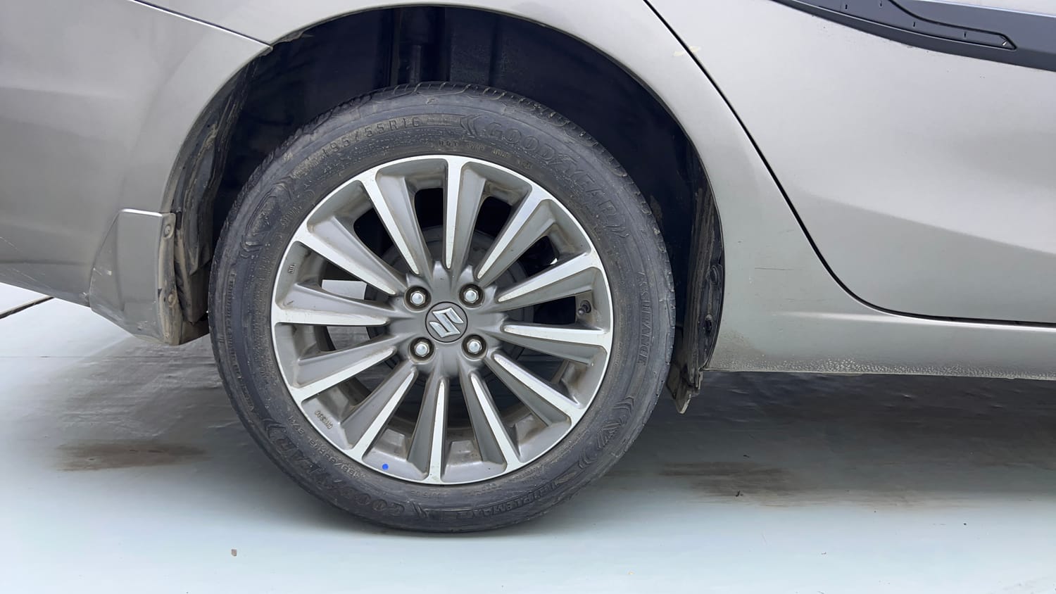Used 2019 Maruti Suzuki Ciaz Alpha Hybrid 1.5 AT Petrol Automatic tyres RIGHT REAR TYRE RIM VIEW