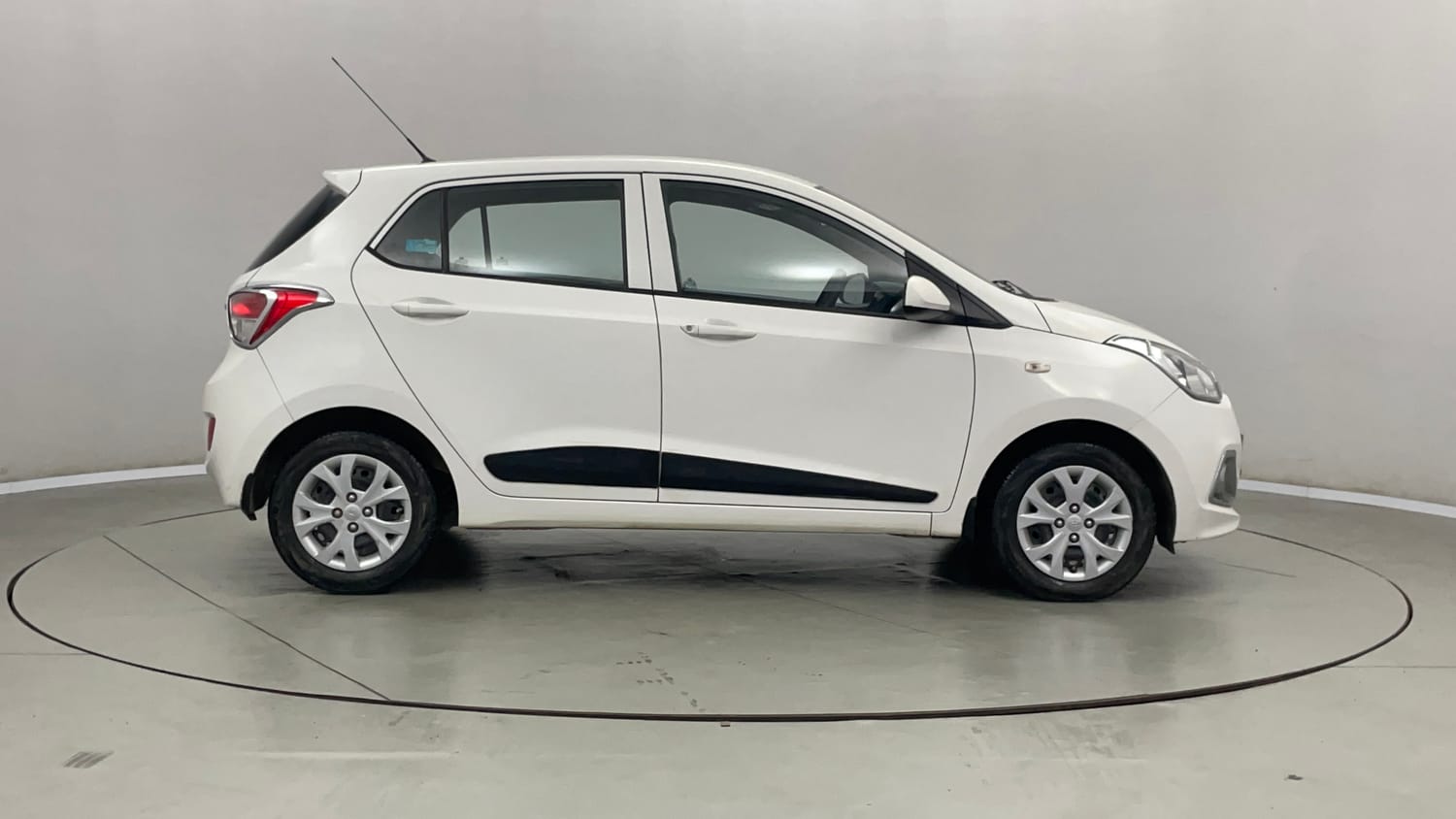 Used 2016 Hyundai Grand i10 Magna 1.2 Kappa VTVT Petrol Manual exterior RIGHT SIDE VIEW