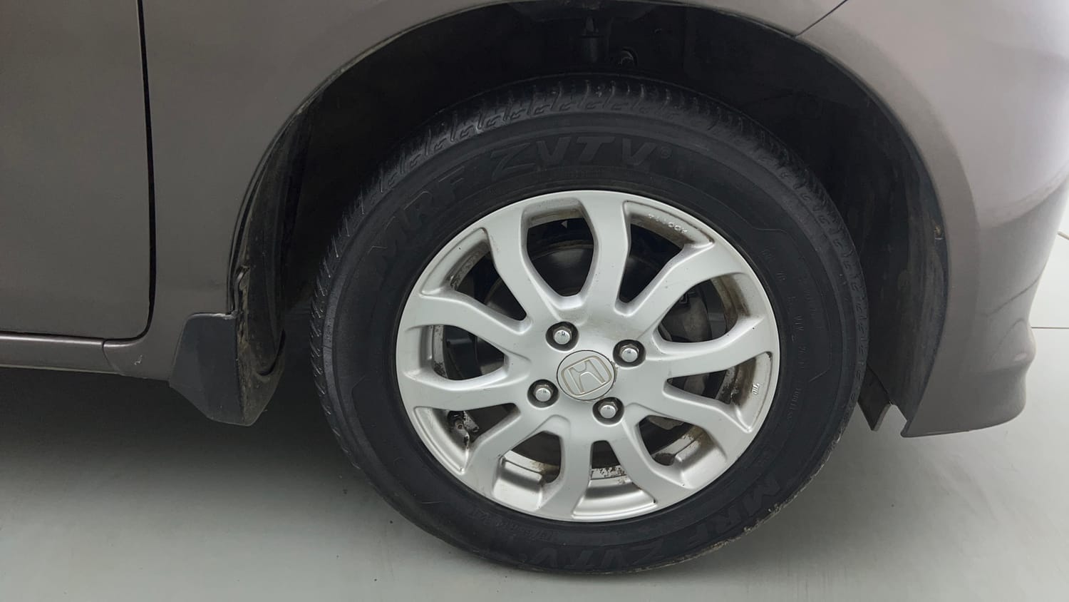 Used 2013 Honda Amaze 1.2 VX AT i-VTEC Petrol Automatic tyres RIGHT FRONT TYRE RIM VIEW