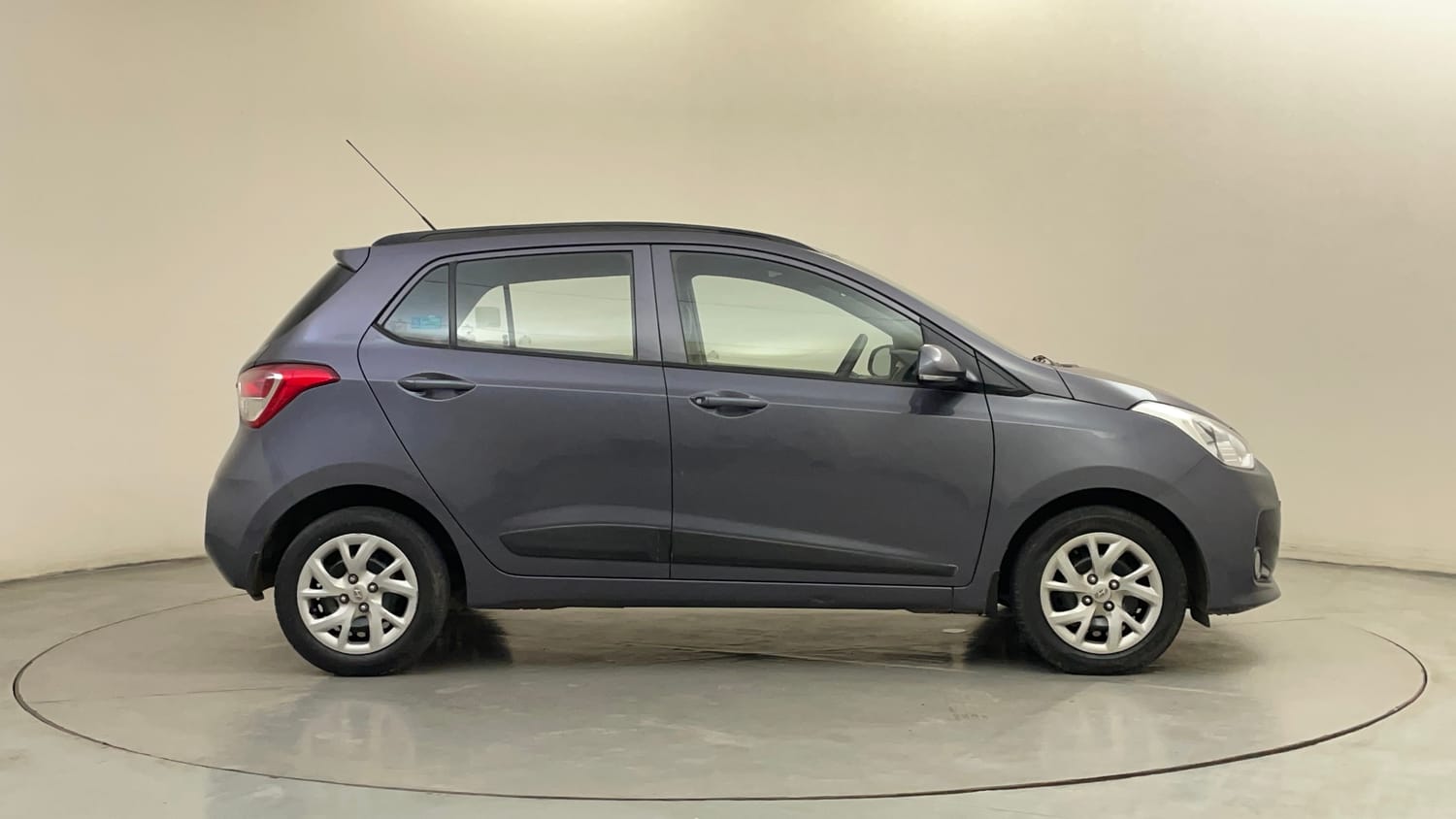 Used 2017 Hyundai Grand i10 Sportz (O) 1.2 Kappa VTVT Petrol Manual exterior RIGHT SIDE VIEW