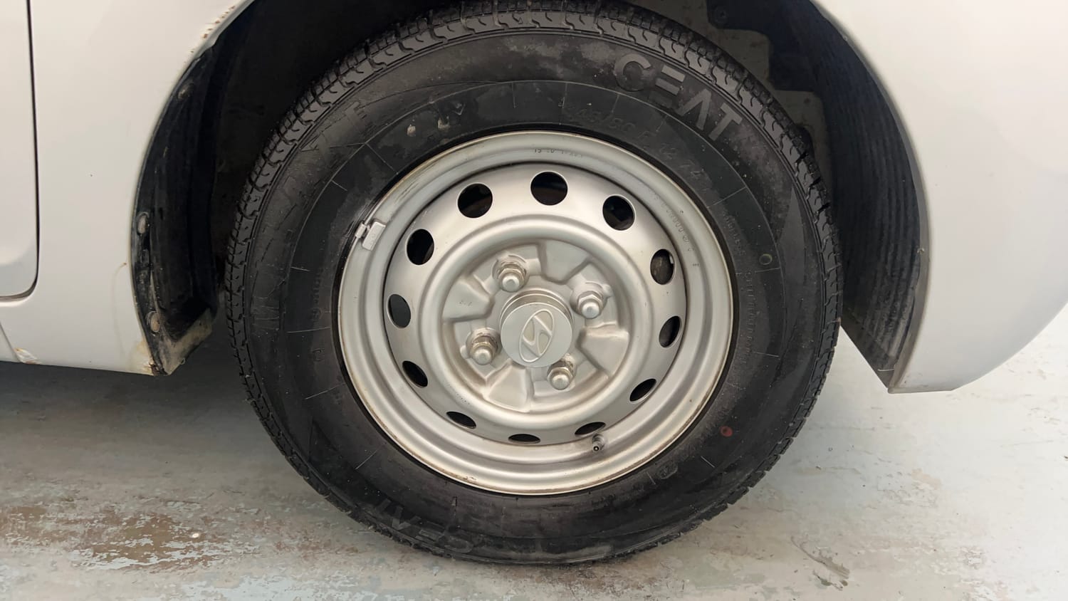 Used 2016 Hyundai Eon Era + Petrol Manual tyres RIGHT FRONT TYRE RIM VIEW