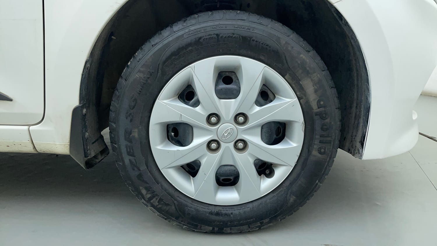 Used 2017 Hyundai Elite i20 Magna Executive 1.2 Petrol Manual tyres RIGHT FRONT TYRE RIM VIEW