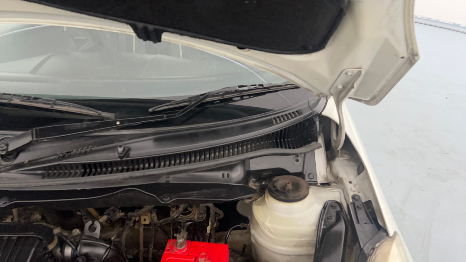 Used 2012 Maruti Suzuki Swift VXi Petrol Manual engine ENGINE LEFT SIDE HINGE & APRON VIEW