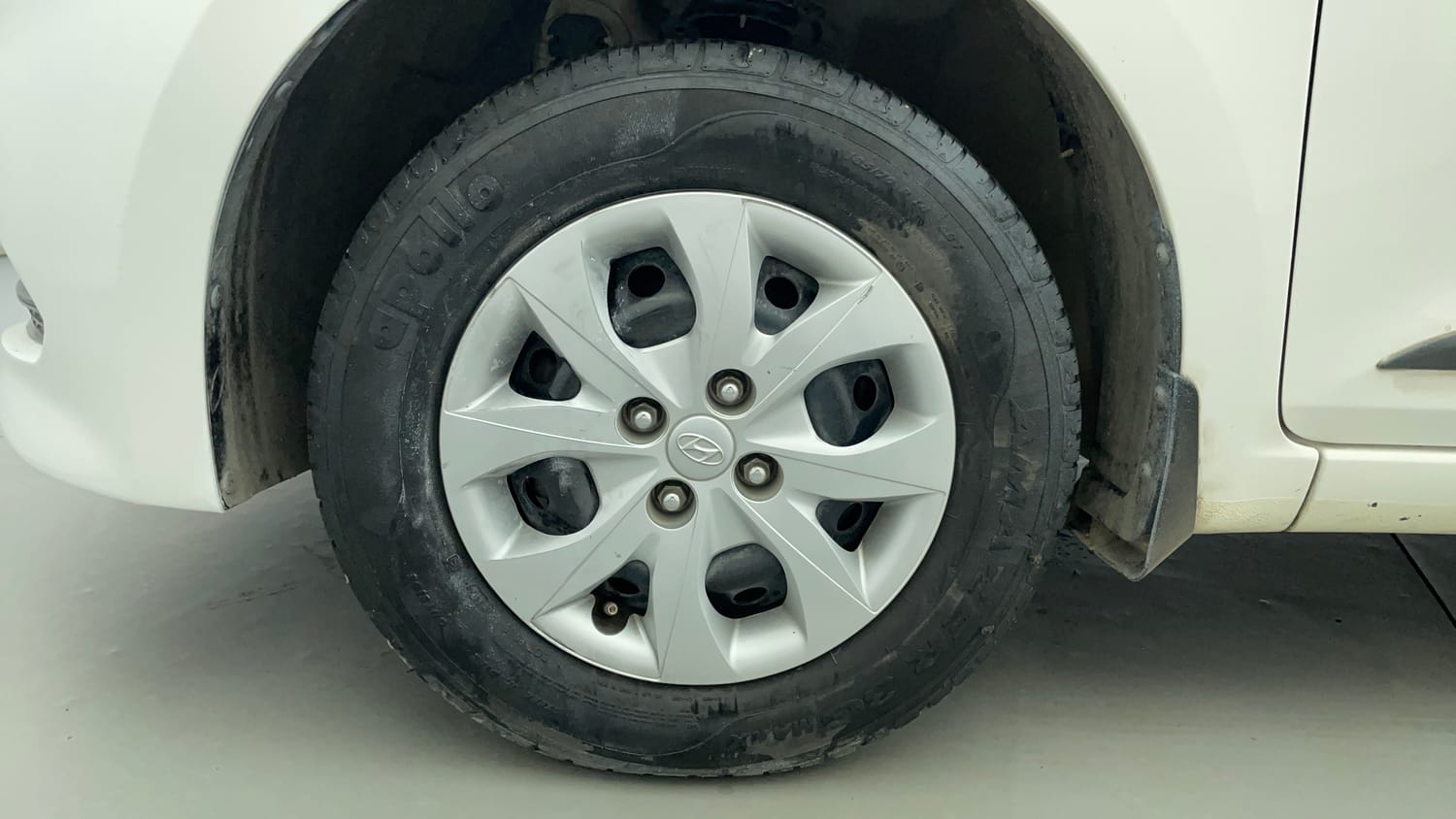Used 2017 Hyundai Elite i20 Magna Executive 1.2 Petrol Manual tyres LEFT FRONT TYRE RIM VIEW