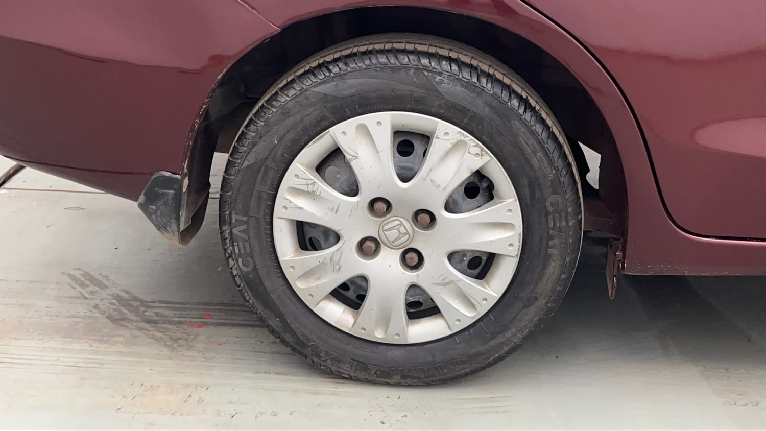 Used 2017 Honda Amaze 1.2 S i-VTEC Opt Petrol Manual tyres RIGHT REAR TYRE RIM VIEW