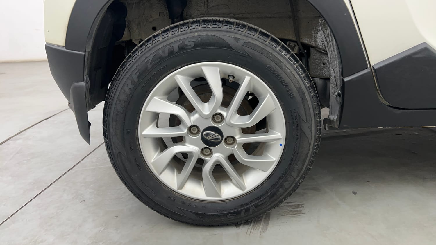 Used 2017 Mahindra KUV100 K6 6 STR Petrol Manual tyres RIGHT REAR TYRE RIM VIEW