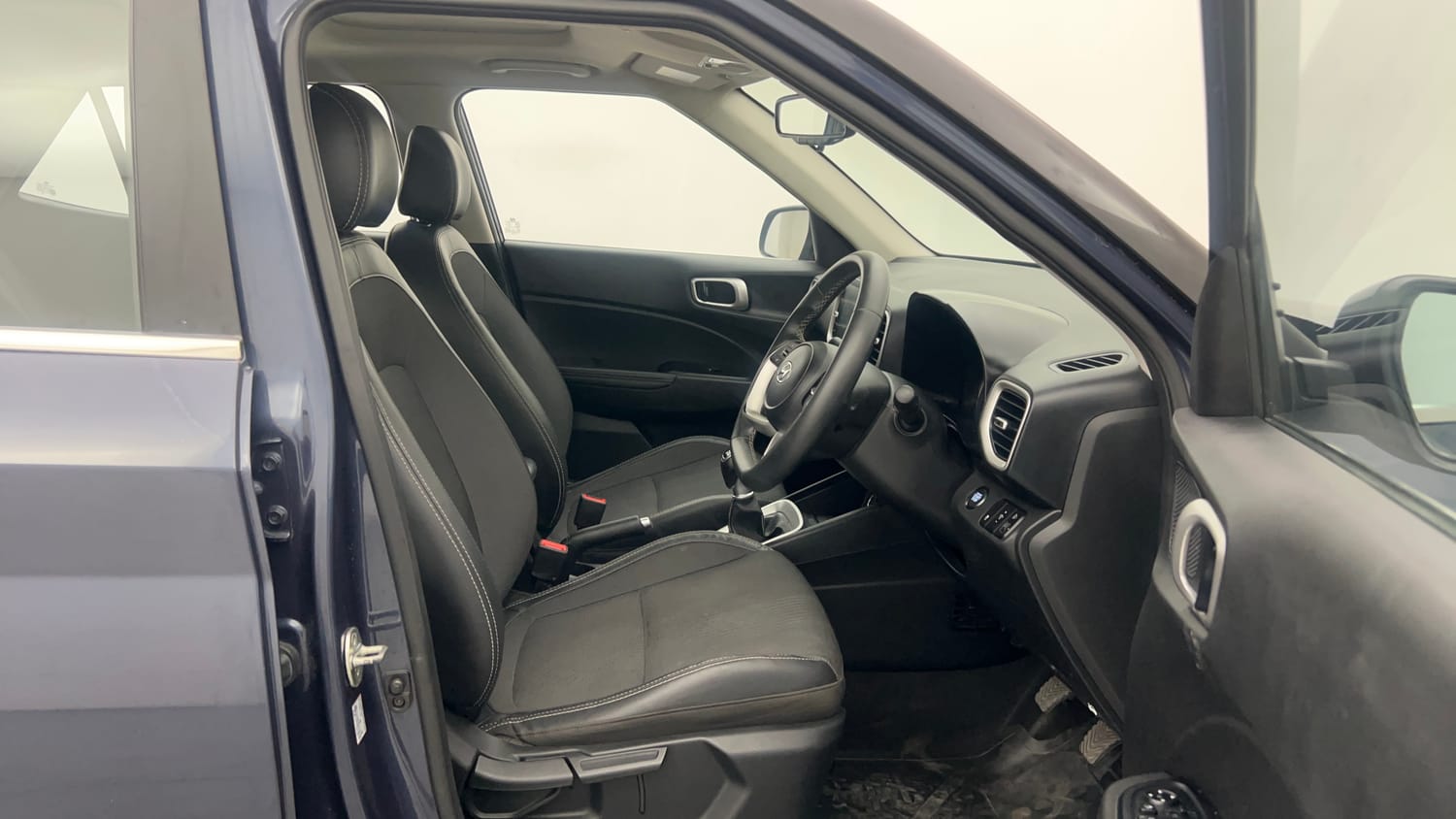 Used 2021 Hyundai Venue SX (O) 1.5 CRDi Diesel Manual interior RIGHT SIDE FRONT DOOR CABIN VIEW