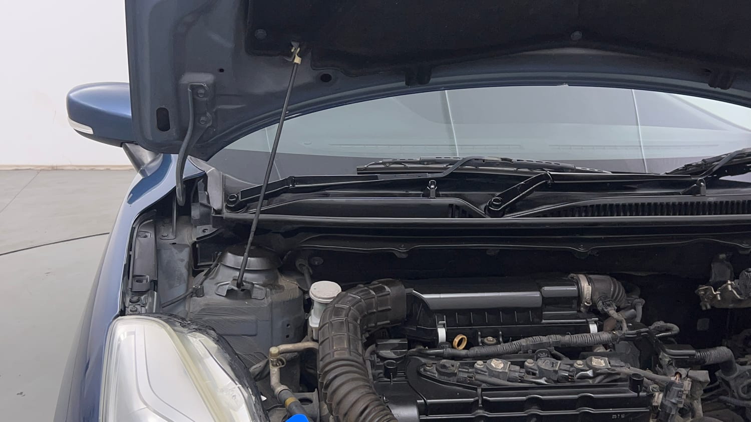 Used 2017 Maruti Suzuki Baleno Delta 1.2 Petrol Manual engine ENGINE RIGHT SIDE HINGE & APRON VIEW