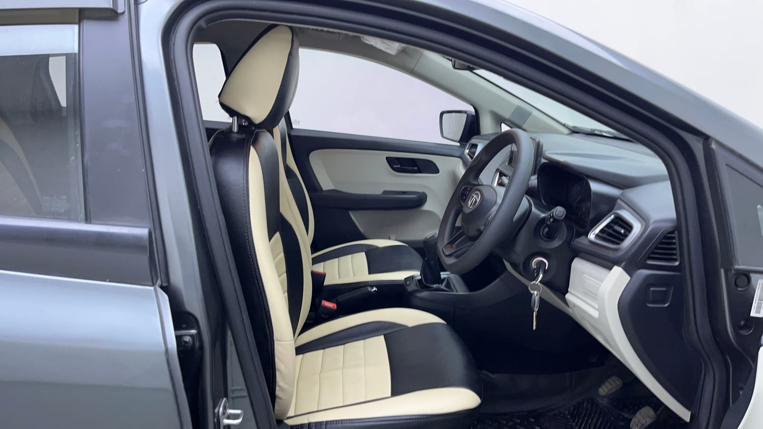 Used 2022 Tata Altroz XM Plus Petrol Petrol Manual interior RIGHT SIDE FRONT DOOR CABIN VIEW
