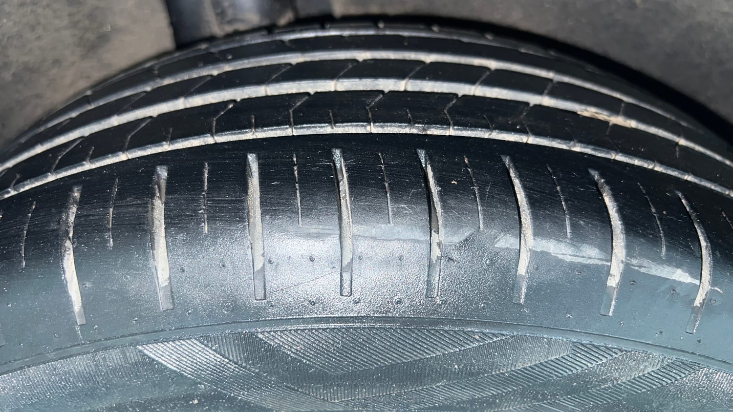 Used 2015 Maruti Suzuki Baleno Zeta 1.2 Petrol Manual tyres RIGHT REAR TYRE TREAD VIEW