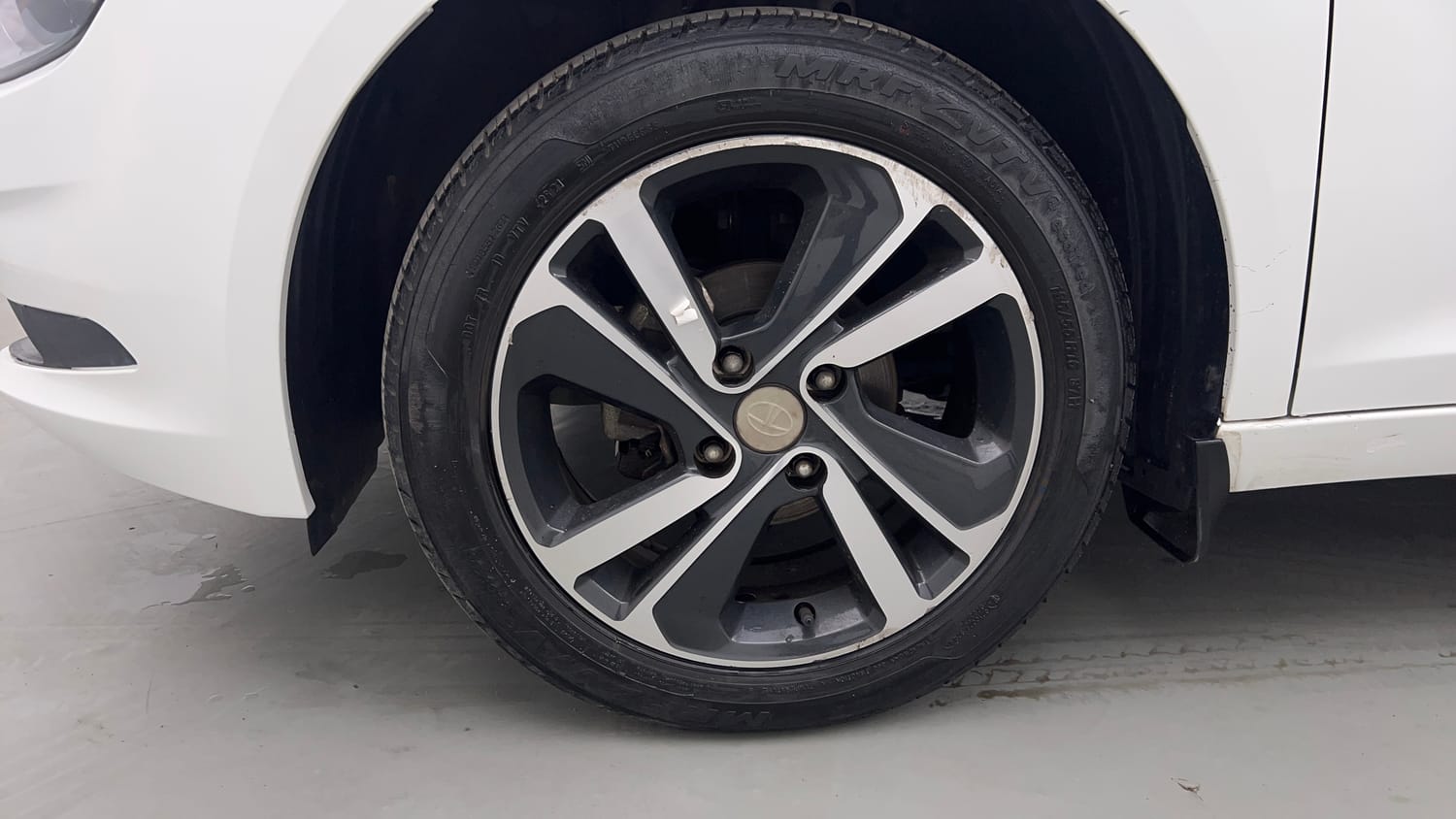 Used 2021 Tata Altroz XZ Plus Petrol Petrol Manual tyres LEFT FRONT TYRE RIM VIEW