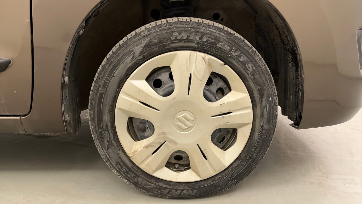 Used 2016 Maruti Suzuki Wagon R 1.0 VXI AMT Petrol Automatic tyres RIGHT FRONT TYRE RIM VIEW