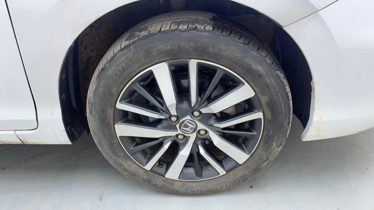 Used 2022 Honda City ZX CVT Petrol Petrol Automatic tyres RIGHT FRONT TYRE RIM VIEW