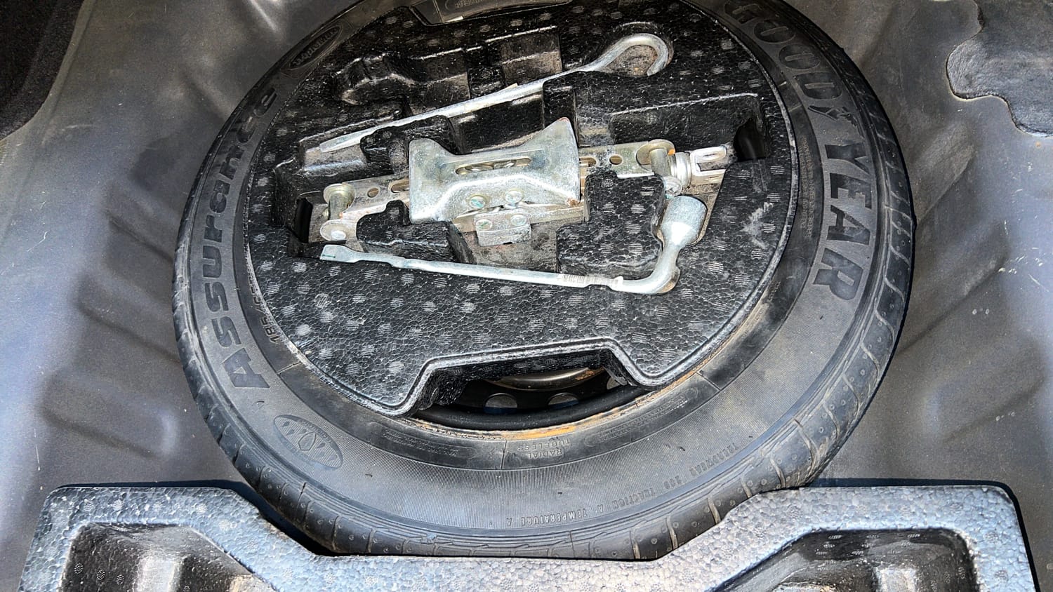 Used 2019 Maruti Suzuki Ciaz Alpha Hybrid 1.5 AT Petrol Automatic tyres SPARE TYRE VIEW