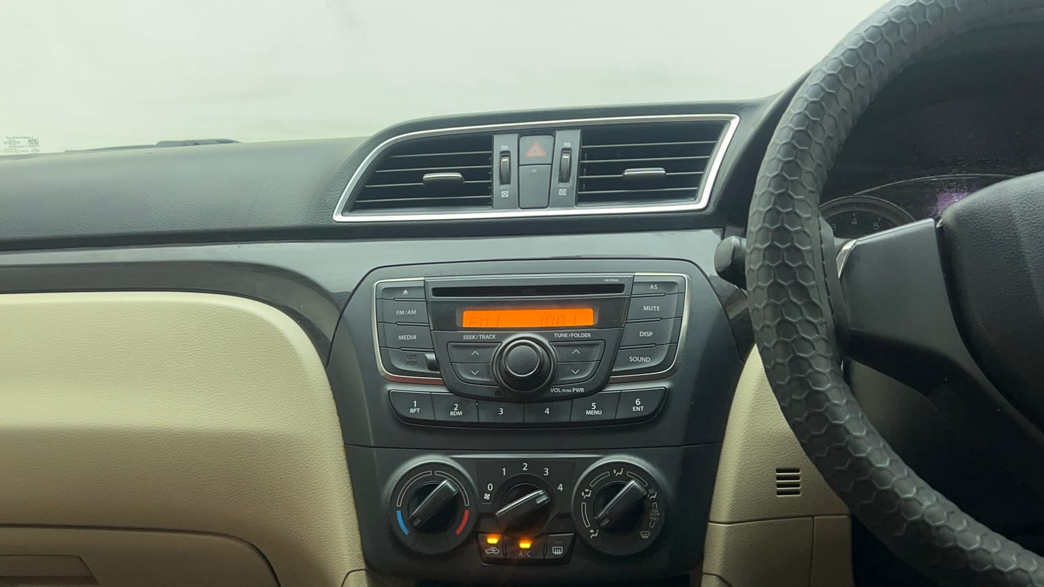 Used 2018 Maruti Suzuki Ciaz Sigma 1.4 MT Petrol Manual top_features Integrated (in-dash) music system