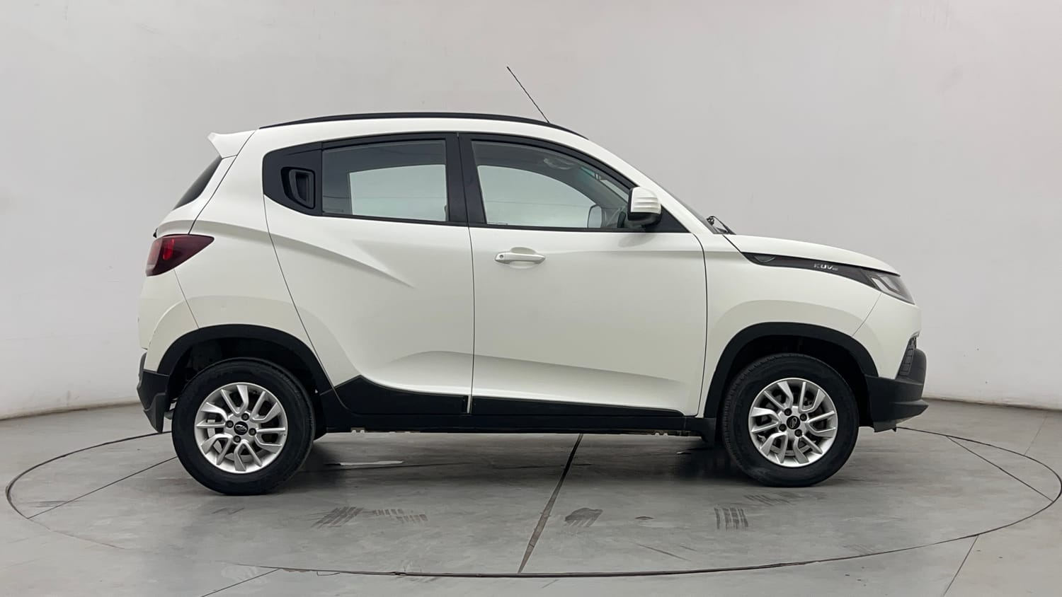 Used 2017 Mahindra KUV100 K6 6 STR Petrol Manual exterior RIGHT SIDE VIEW