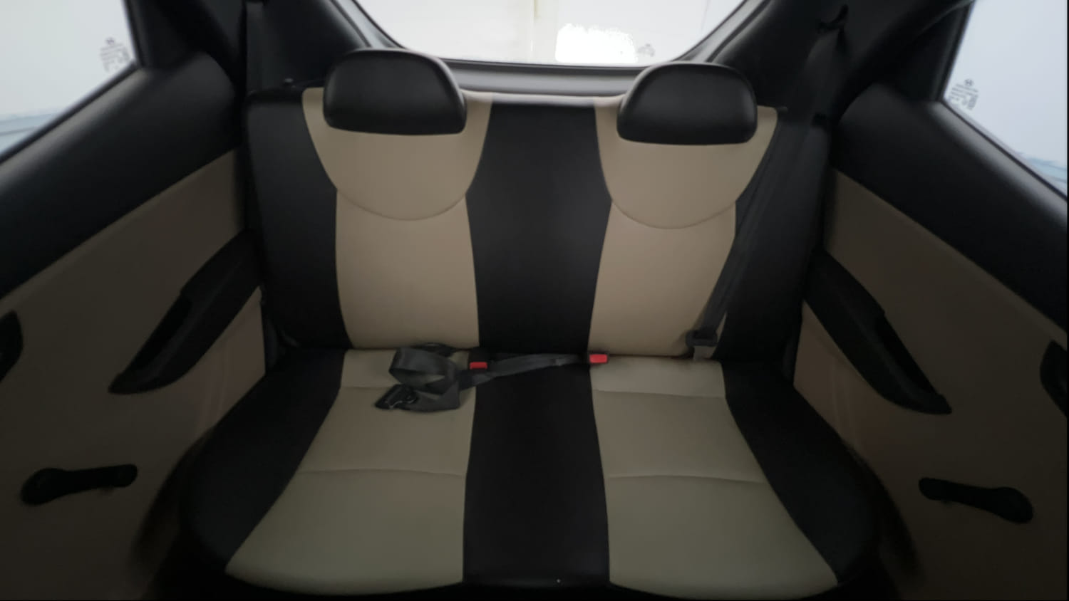 Used 2016 Hyundai Eon Era + Petrol Manual interior REAR SEAT CONDITION VIEW
