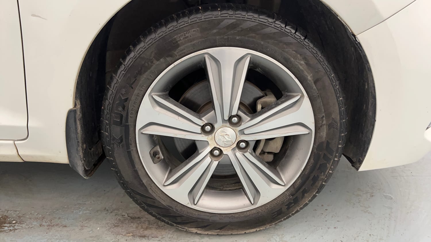 Used 2019 Hyundai Verna SX (O) 1.6 CRDi Diesel Manual tyres RIGHT FRONT TYRE RIM VIEW