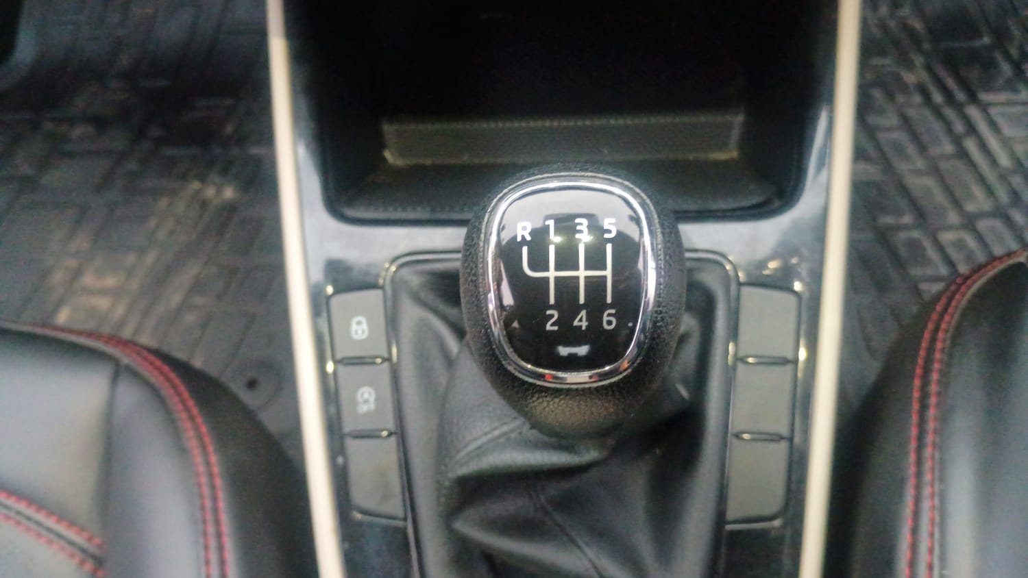 Used 2023 Skoda Slavia Ambition 1.0L TSI MT Petrol Manual interior GEAR  KNOB VIEW
