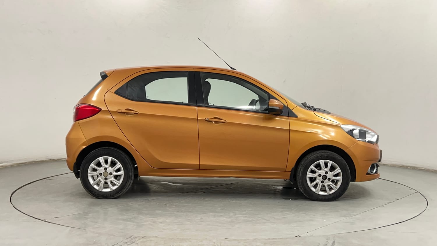 Used 2016 Tata Tiago Revotron XZ Petrol Manual exterior RIGHT SIDE VIEW