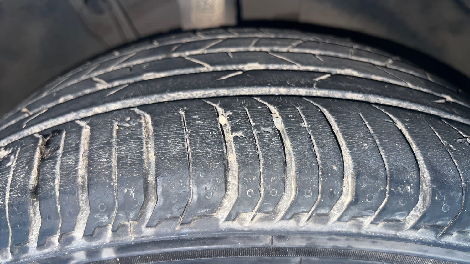 Used 2022 Skoda Slavia Style 1.0L TSI AT Petrol Automatic tyres RIGHT FRONT TYRE TREAD VIEW