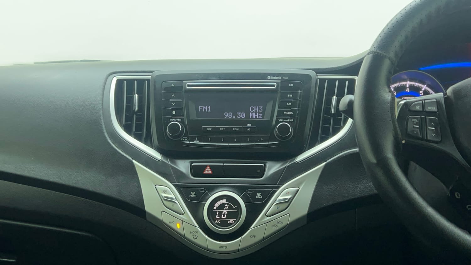 Used 2015 Maruti Suzuki Baleno Zeta 1.2 Petrol Manual top_features Integrated (in-dash) music system