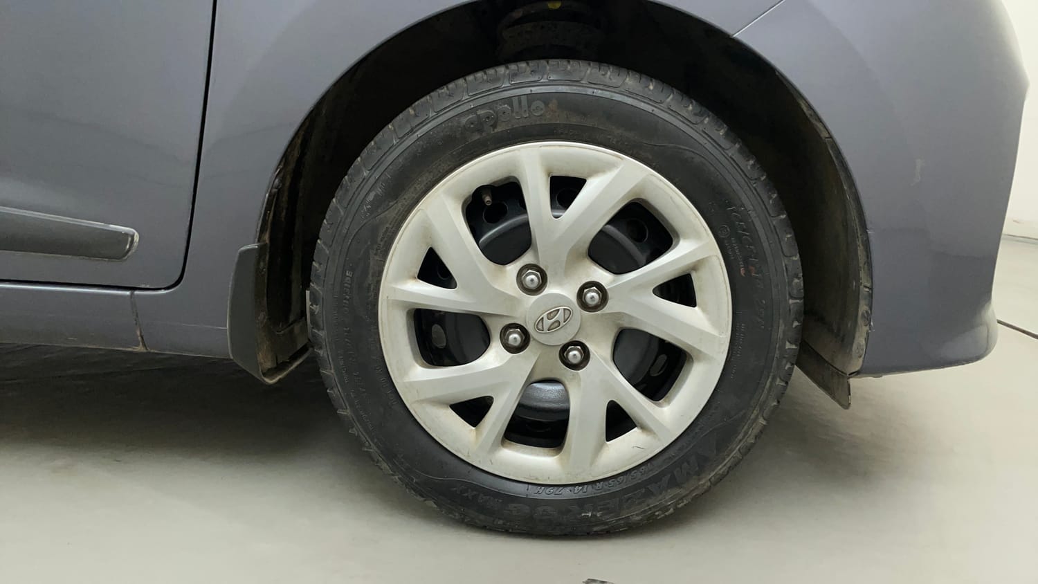 Used 2017 Hyundai Grand i10 Sportz (O) 1.2 Kappa VTVT Petrol Manual tyres RIGHT FRONT TYRE RIM VIEW
