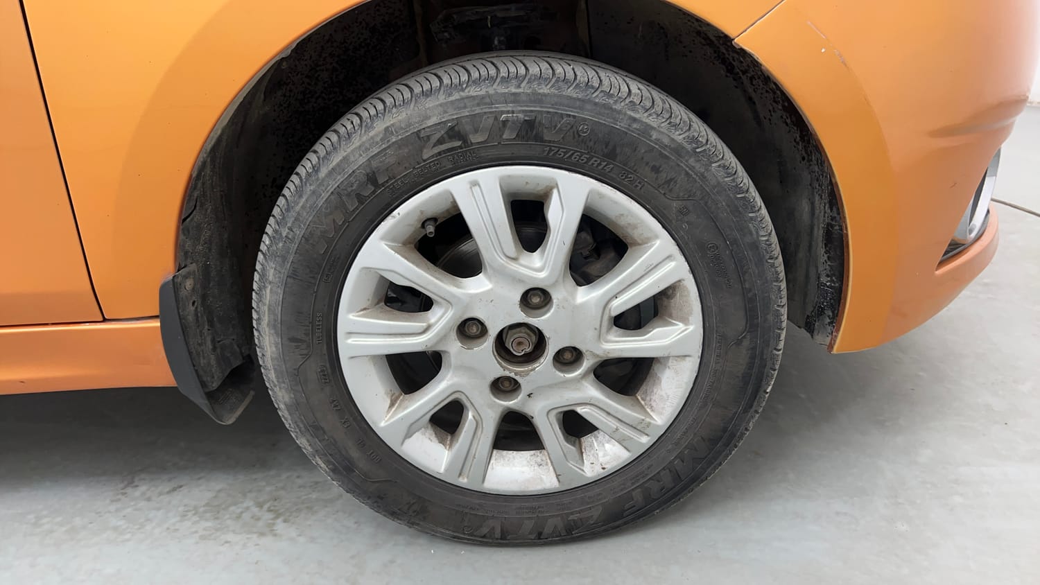 Used 2016 Tata Tiago Revotron XZ Petrol Manual tyres RIGHT FRONT TYRE RIM VIEW