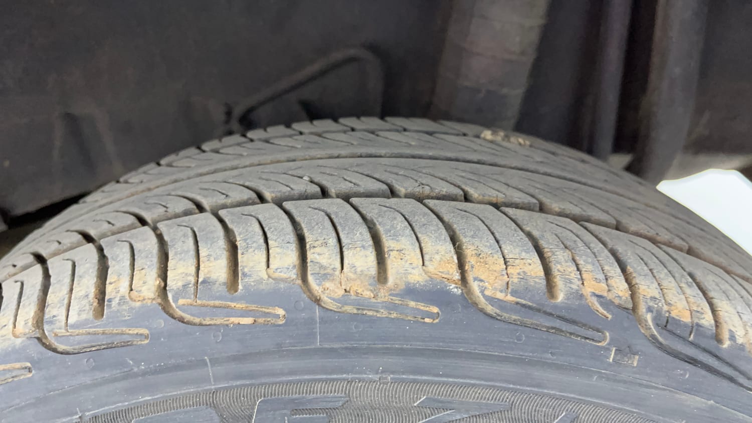 Used 2015 Datsun GO T Petrol Manual tyres LEFT REAR TYRE TREAD VIEW