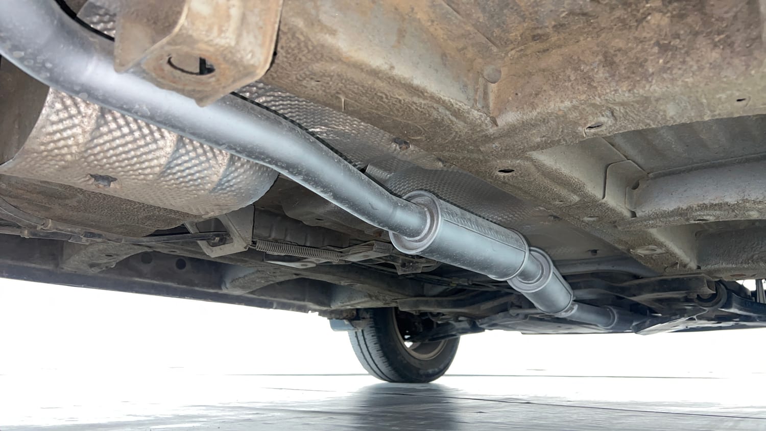 Used 2017 Mahindra KUV100 K6 6 STR Petrol Manual extra REAR RIGHT UNDERBODY VIEW