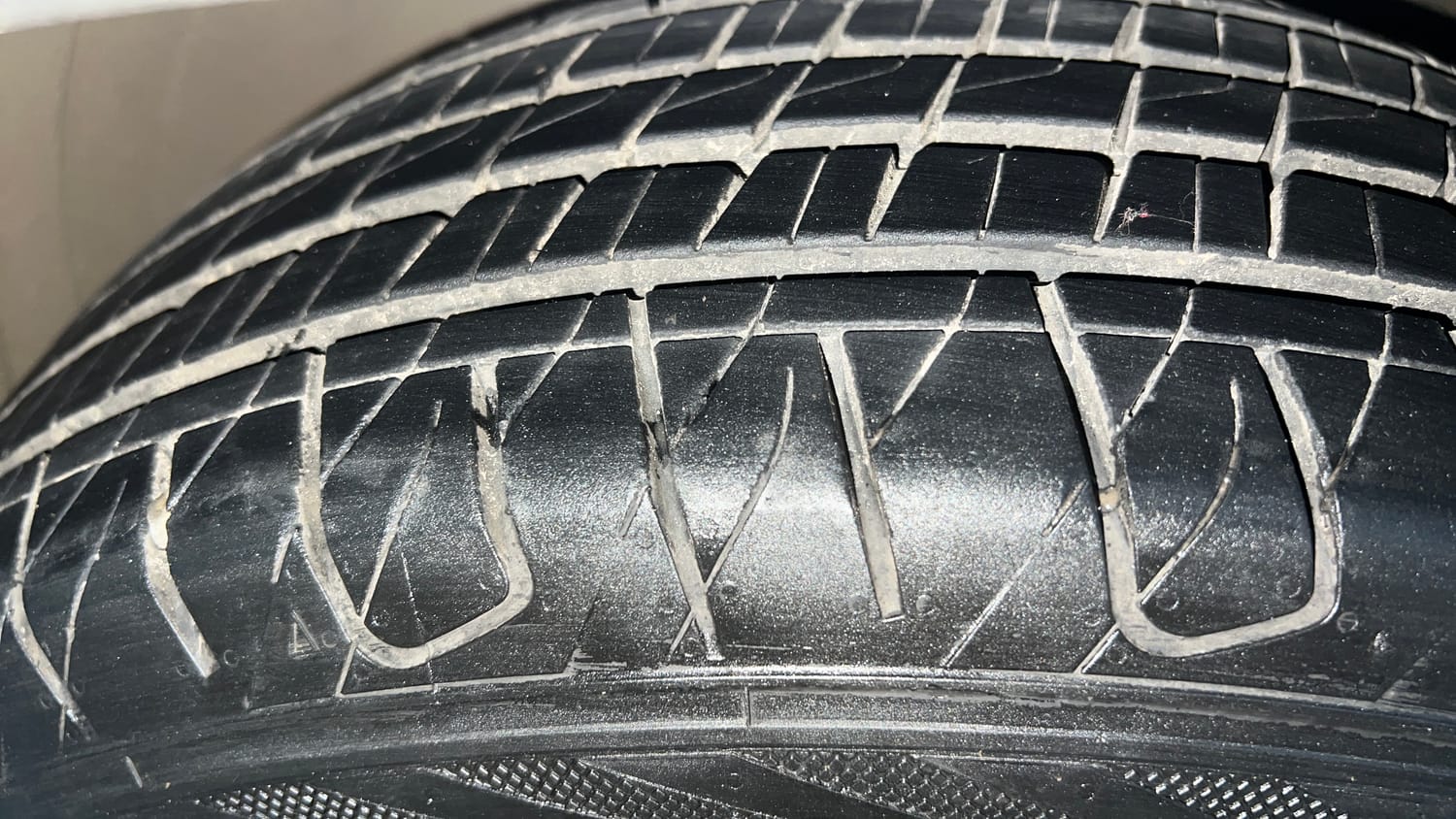 Used 2020 Hyundai Venue SX Plus 1.0 Turbo DCT Petrol Automatic tyres LEFT FRONT TYRE TREAD VIEW