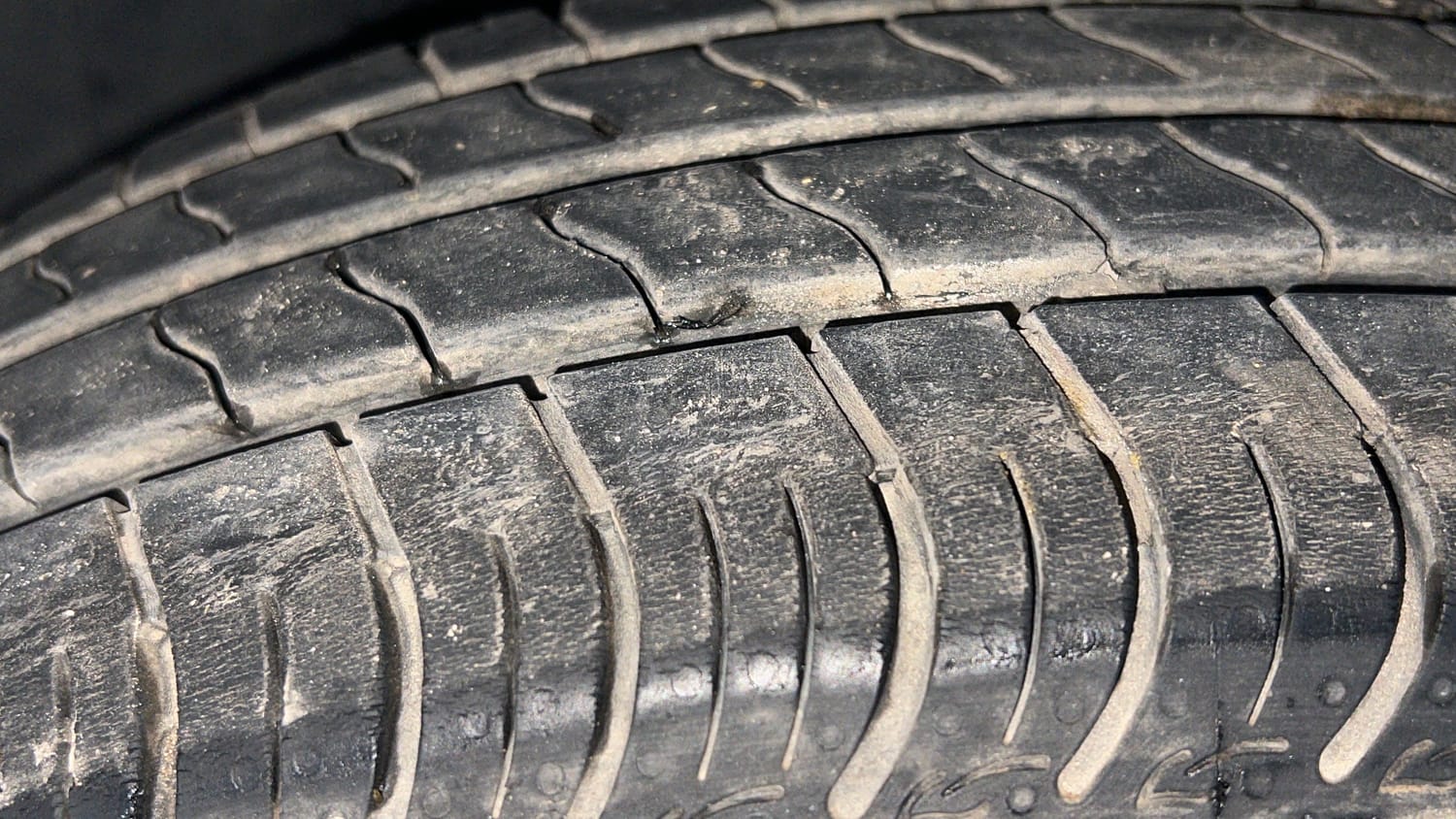 Used 2017 Volkswagen Ameo Trendline 1.2L (P) Petrol Manual tyres LEFT FRONT TYRE TREAD VIEW