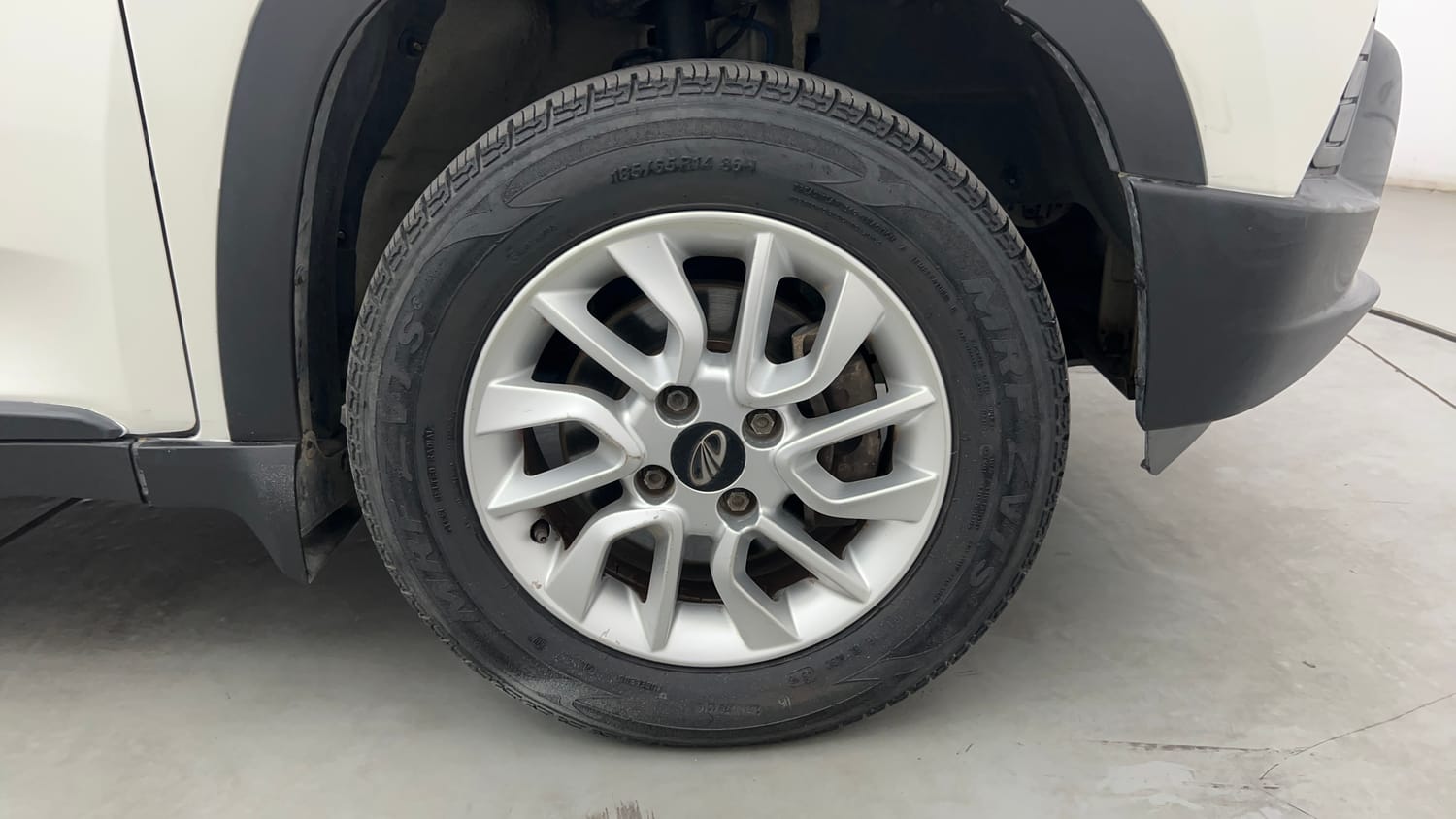 Used 2017 Mahindra KUV100 K6 6 STR Petrol Manual tyres RIGHT FRONT TYRE RIM VIEW