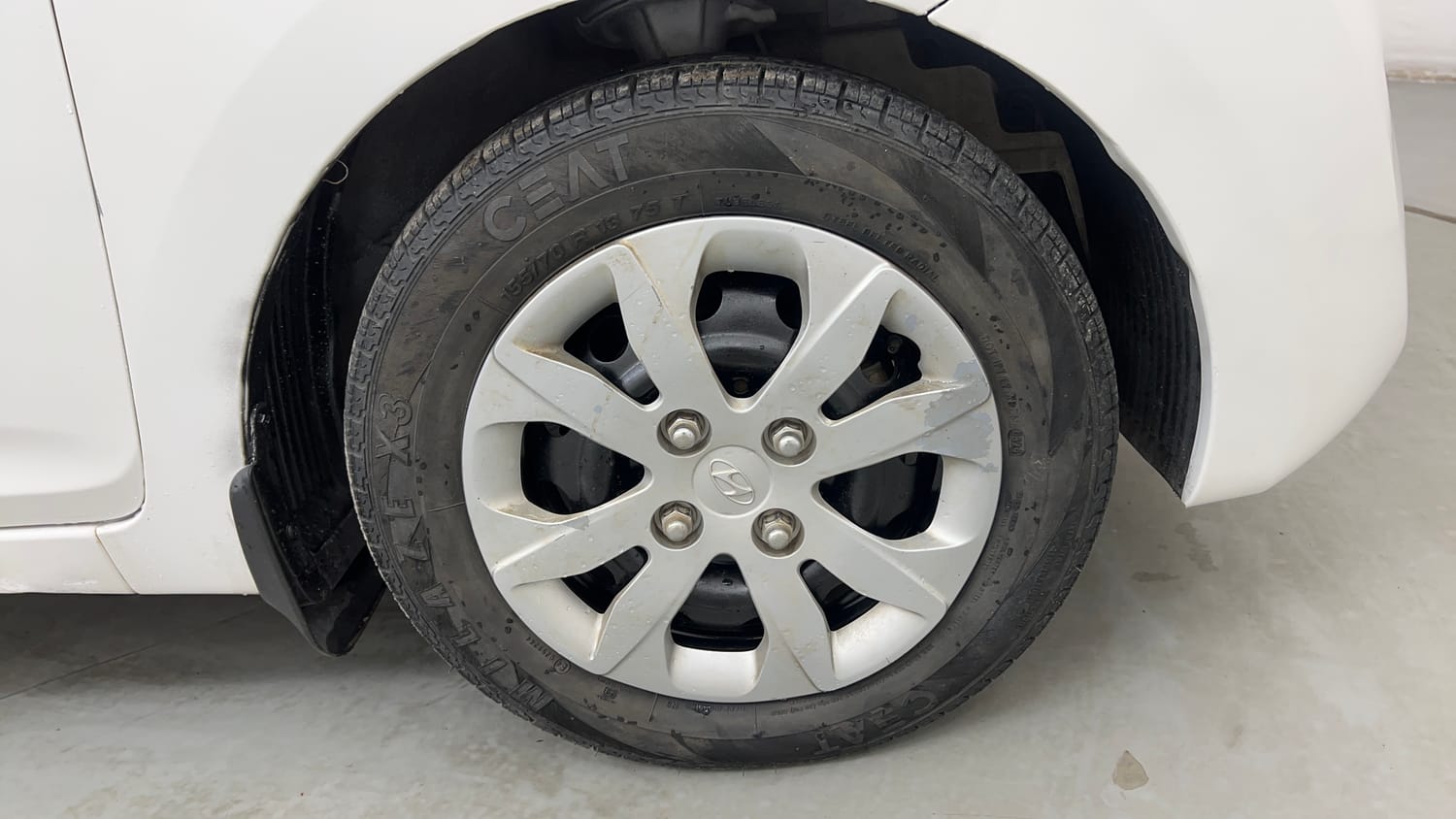 Used 2014 Hyundai Eon Magna Petrol Manual tyres RIGHT FRONT TYRE RIM VIEW