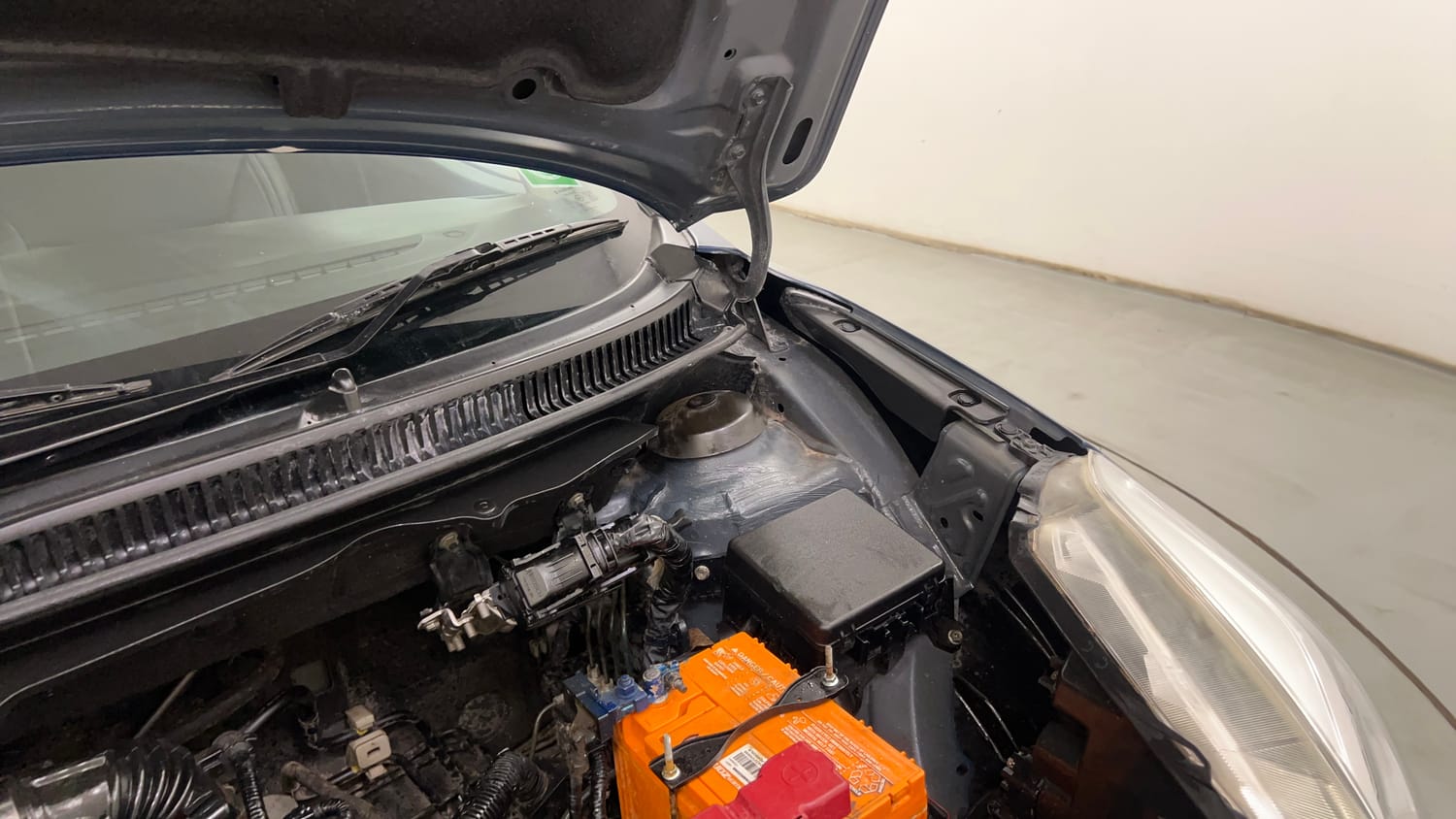 Used 2016 Maruti Suzuki Baleno Delta 1.2 Petrol Manual engine ENGINE LEFT SIDE HINGE & APRON VIEW