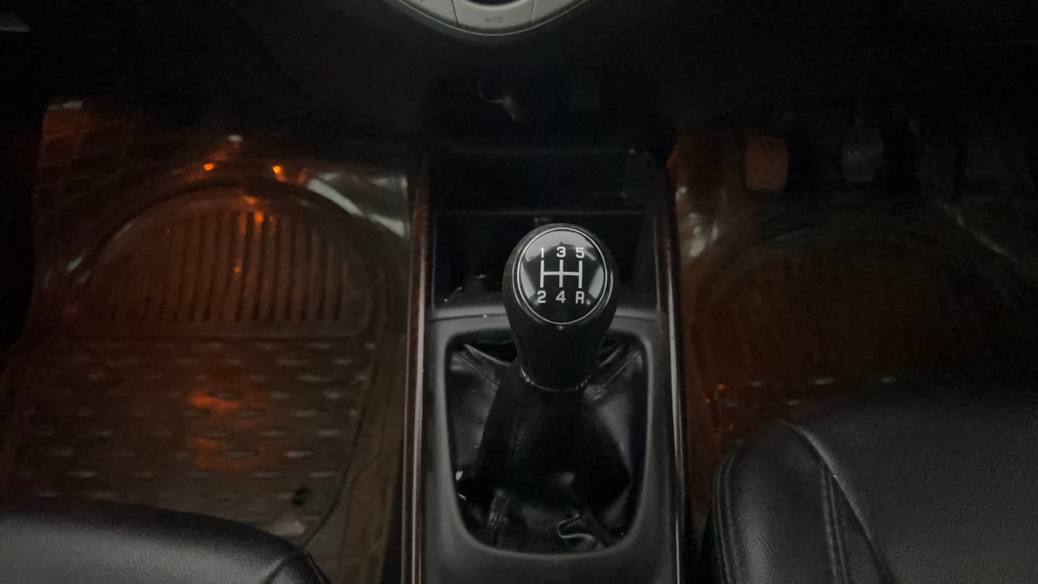 Used 2017 Maruti Suzuki Baleno Zeta 1.2 Petrol Manual interior GEAR  KNOB VIEW