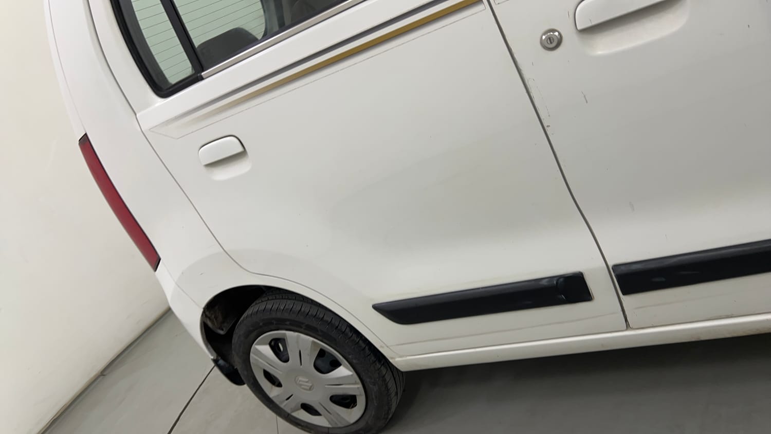 Used 2016 Maruti Suzuki Wagon R 1.0 VXI AMT Petrol Automatic dents MINOR SCRATCH