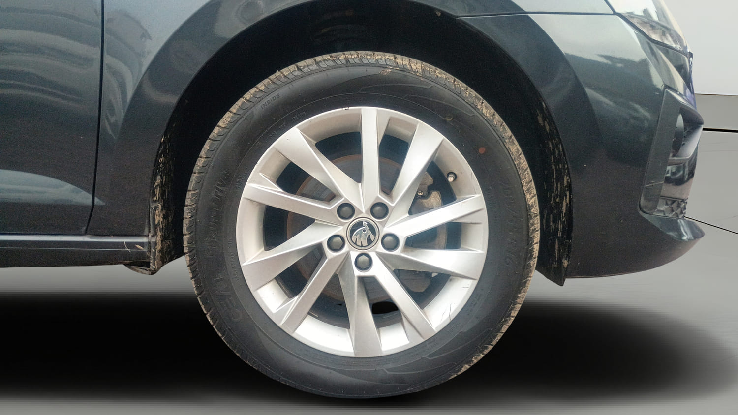 Used 2023 Skoda Slavia Ambition 1.0L TSI MT Petrol Manual tyres RIGHT FRONT TYRE RIM VIEW