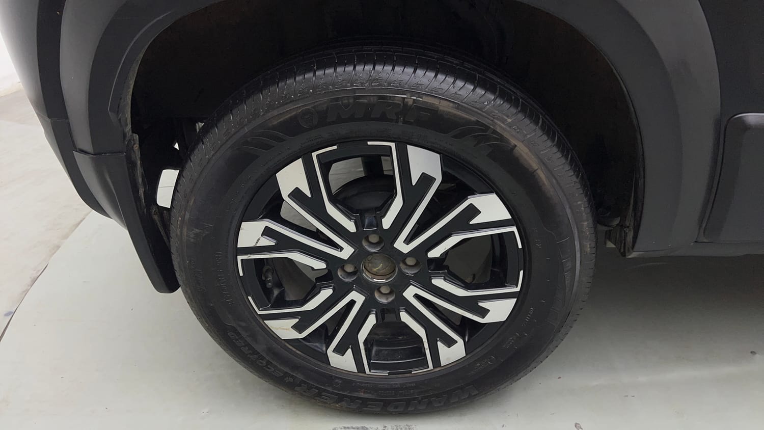 Used 2023 Renault Kiger RXZ AMT Petrol Automatic tyres RIGHT REAR TYRE RIM VIEW