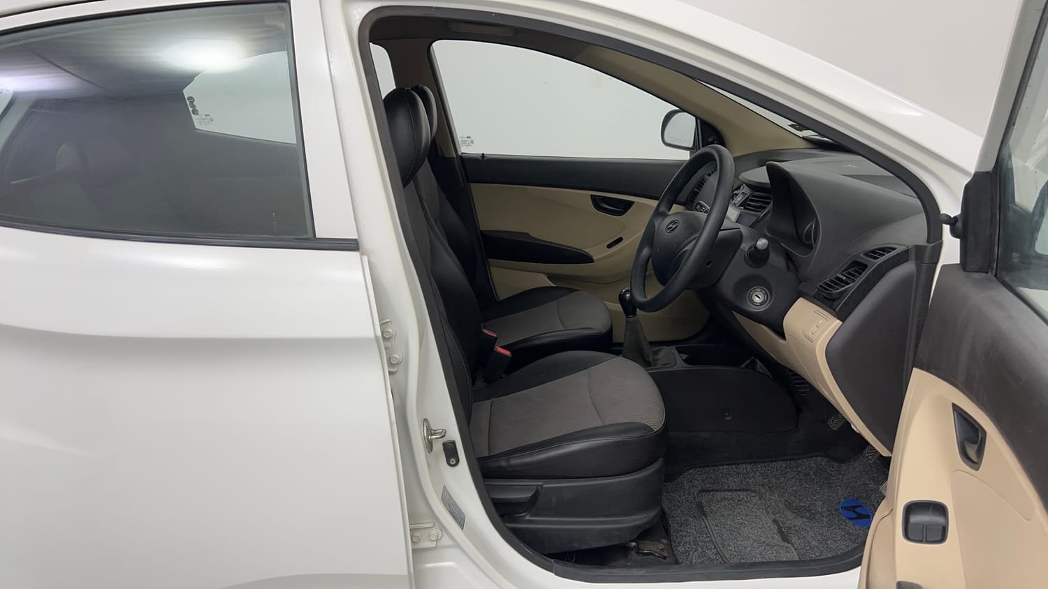 Used 2014 Hyundai Eon Magna Petrol Manual interior RIGHT SIDE FRONT DOOR CABIN VIEW