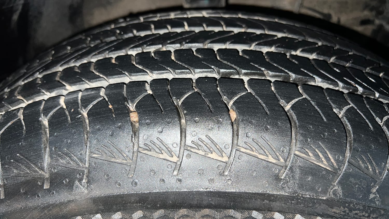 Used 2023 Toyota Urban Cruiser Hyryder V Hybrid Dual Tone Hybrid Automatic tyres RIGHT FRONT TYRE TREAD VIEW