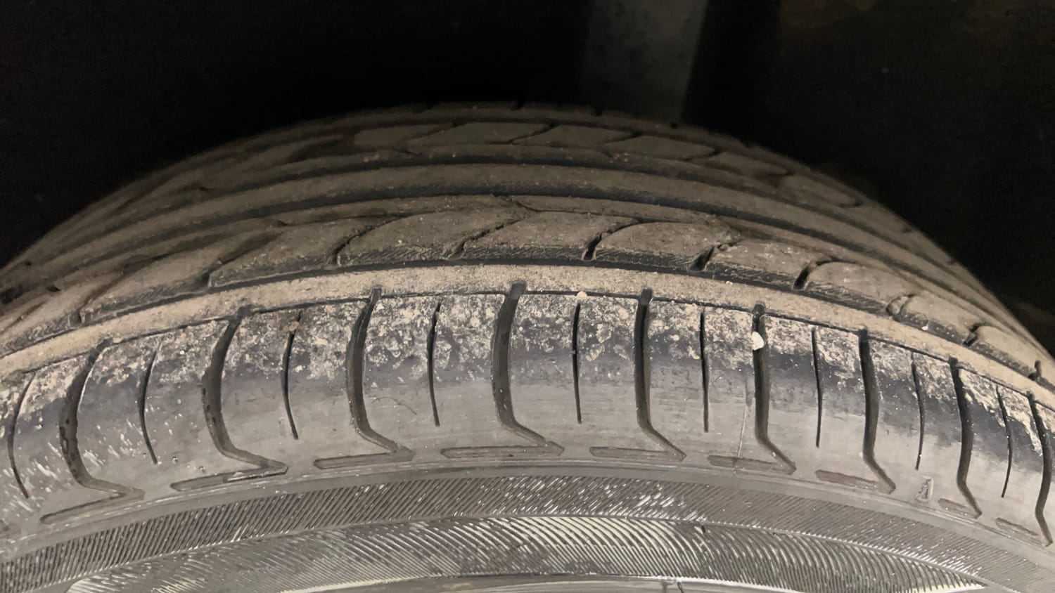 Used 2016 Maruti Suzuki Baleno Delta 1.2 Petrol Manual tyres LEFT REAR TYRE TREAD VIEW