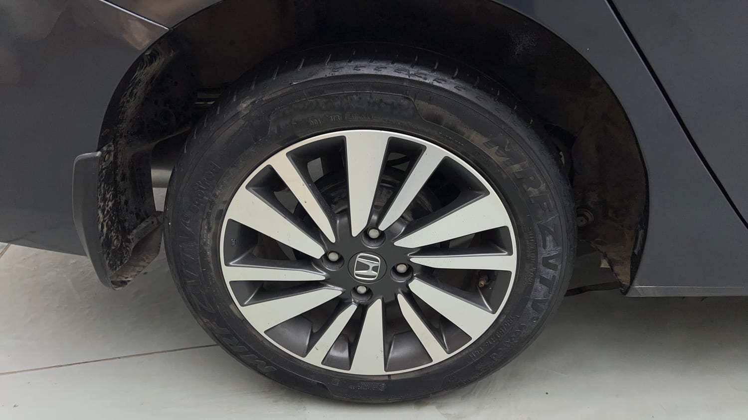 Used 2023 Honda City V Petrol MT Petrol Manual tyres RIGHT REAR TYRE RIM VIEW