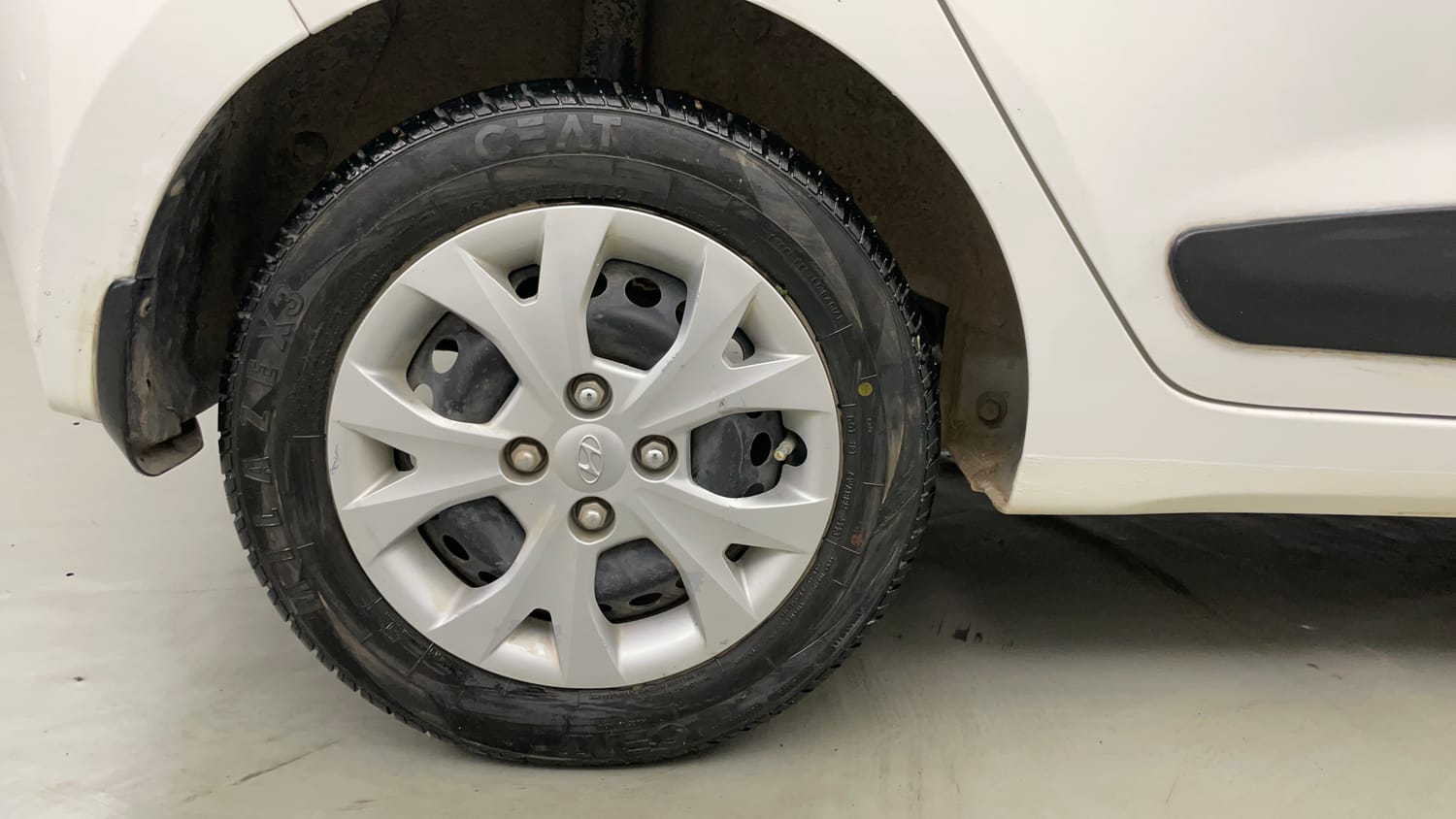 Used 2016 Hyundai Grand i10 Magna 1.2 Kappa VTVT Petrol Manual tyres RIGHT REAR TYRE RIM VIEW
