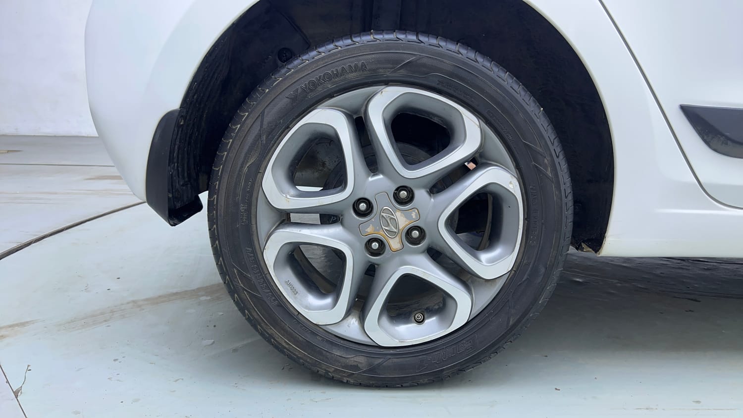 Used 2018 Hyundai Elite i20 Asta 1.2 (O) Petrol Manual tyres RIGHT REAR TYRE RIM VIEW