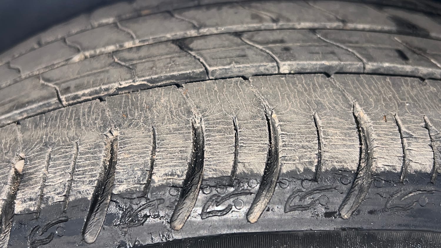 Used 2021 Tata Altroz XZ Plus Petrol Petrol Manual tyres LEFT FRONT TYRE TREAD VIEW